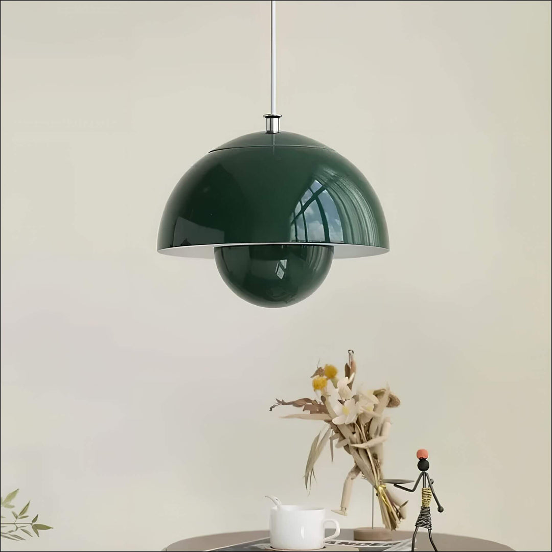 Plafonnier LED sphérique au style scandinave, offrant une lumière diffuse et chaleureuse pour votre intérieur.