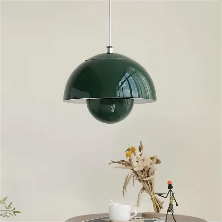 Plafonnier LED sphérique au style scandinave, offrant une lumière diffuse et chaleureuse pour votre intérieur.