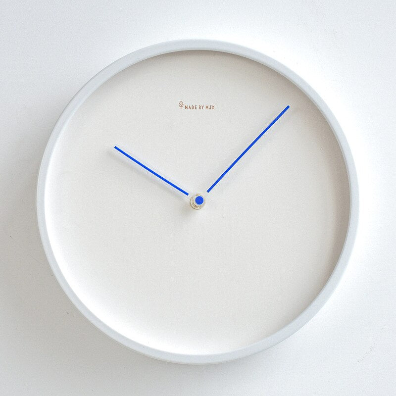 Horloge murale scandinave minimaliste Skara, design rond en plastique pour salon moderne et silencieux.
