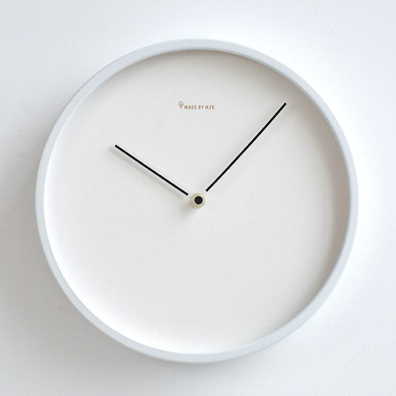 Décoration murale: horloge scandinave minimaliste ronde et silencieuse, parfaite pour intérieur moderne.