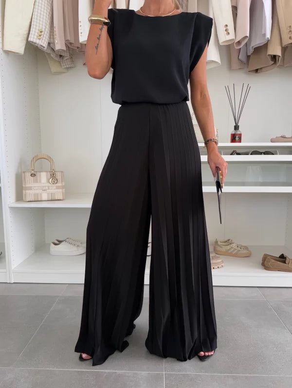 Ensemble plissé large femme grande taille, style chic et confortable. Deux pièces élégantes et modernes.