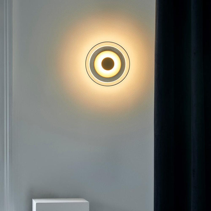 Applique LED verre texturé, laiton doré, lumière ambiante chambre relaxante.
