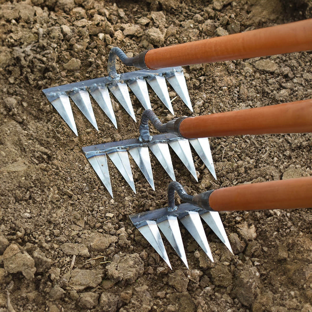 Râteau de jardinage GardenGlide pour un désherbage rapide, outil en acier carbone pour votre jardin.