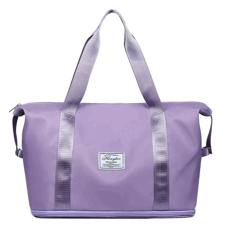 Organisateur de voyage : sac pliable imperméable pour femmes, optimisant l'espace dans la valise.
