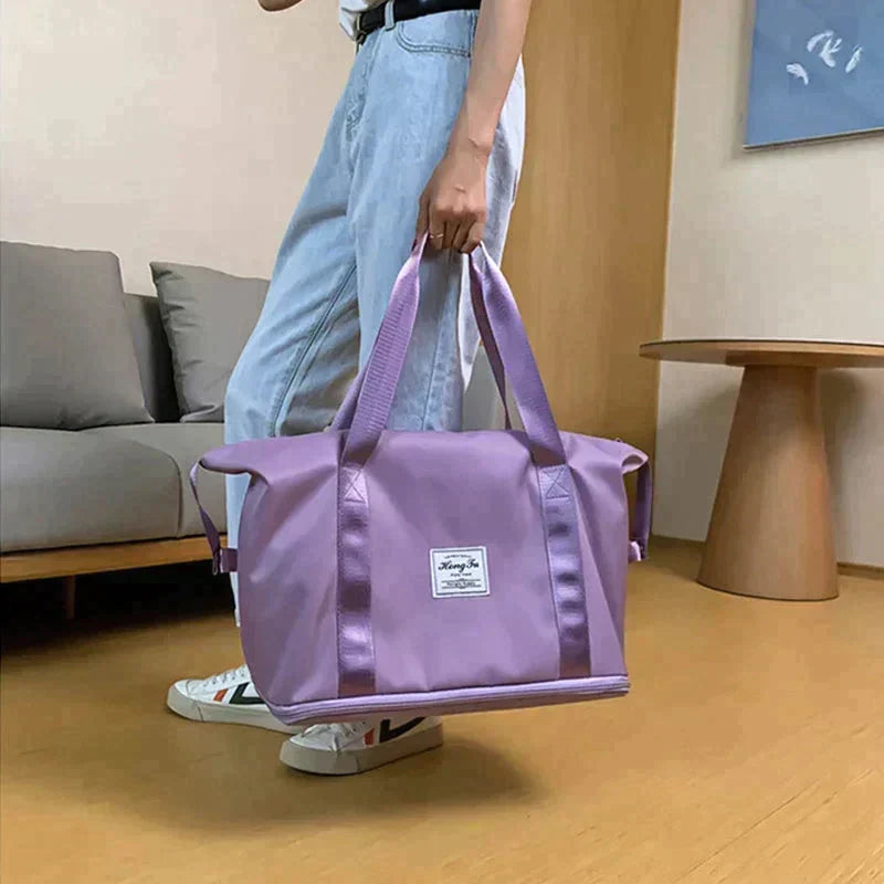 Sac de voyage compact et pliable pour femmes, imperméable, idéal comme sac d'appoint ou bagage léger.