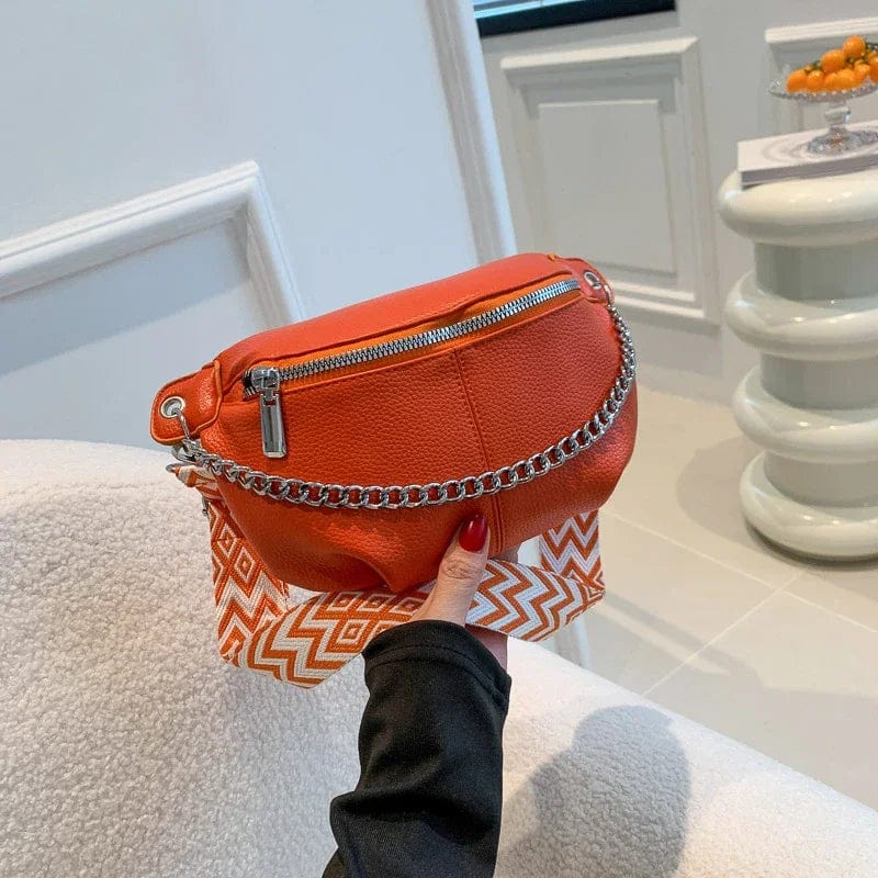 Sac banane pratique marron en cuir souple, un sac bandoulière idéal pour les femmes actives.