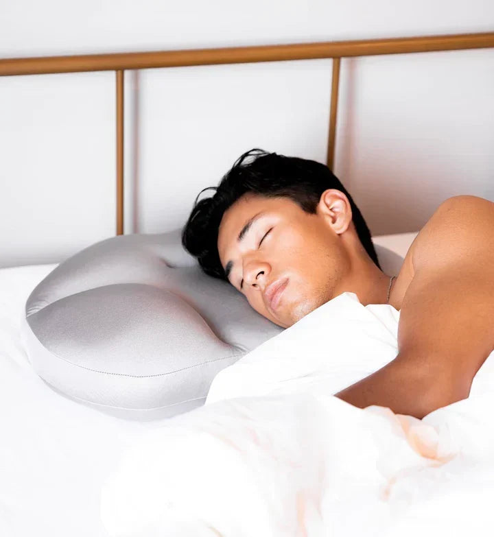 Forme ergonomique de l'oreiller pour un alignement parfait de la tête et du cou, favorisant un repos sain.