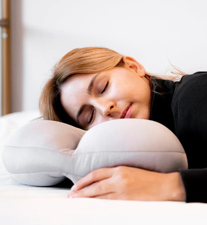Oreiller ergonomique universel pour un soutien durable et un confort exceptionnel, réduisant les tensions nocturnes.