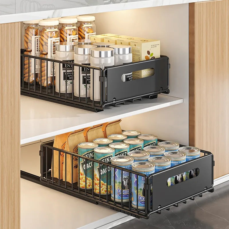 Accessoire cuisine : organisateur coulissant rempli d'épices et condiments, rendant le placard profond fonctionnel.