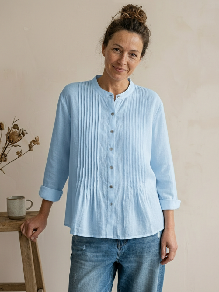 Détail du tissu plissé d'une chemise femme en coton décontractée. Idéale pour l'été, respirante et chic.