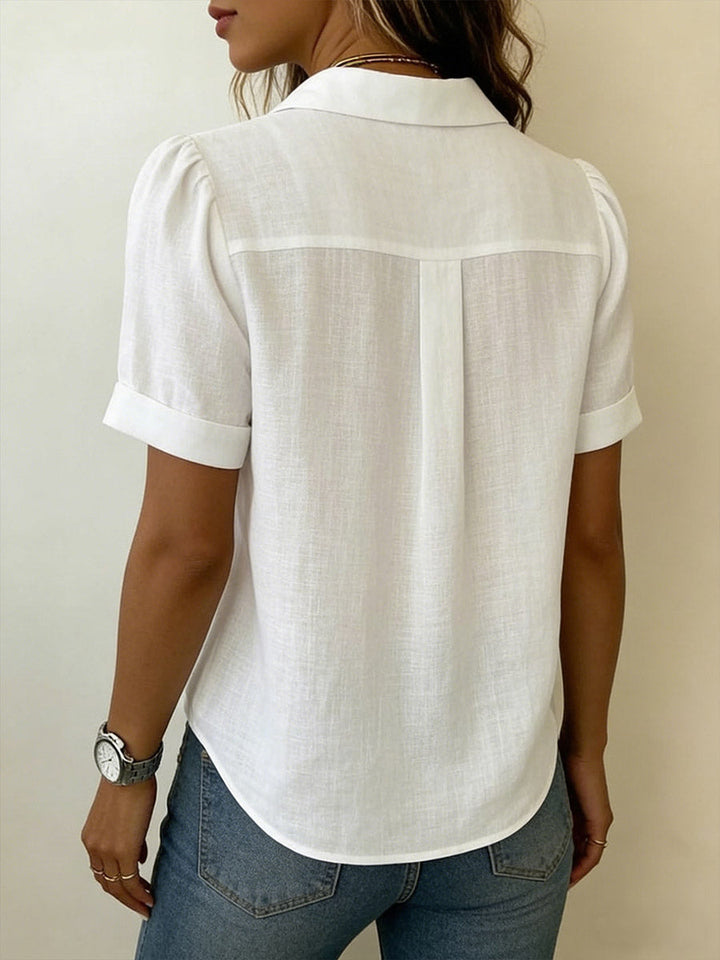 Chemise femme ample en coton et lin respirant, plissée. Style chic et décontracté parfait pour l'été.
