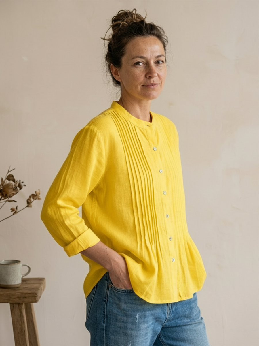 Chemise femme élégante plissée à manches longues, coupe ample pour l'été. Tissu coton respirant.