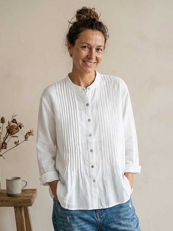 Chemise femme plissée élégante en coton, col V, coupe ample. Idéale pour un style décontracté et respirant en été.