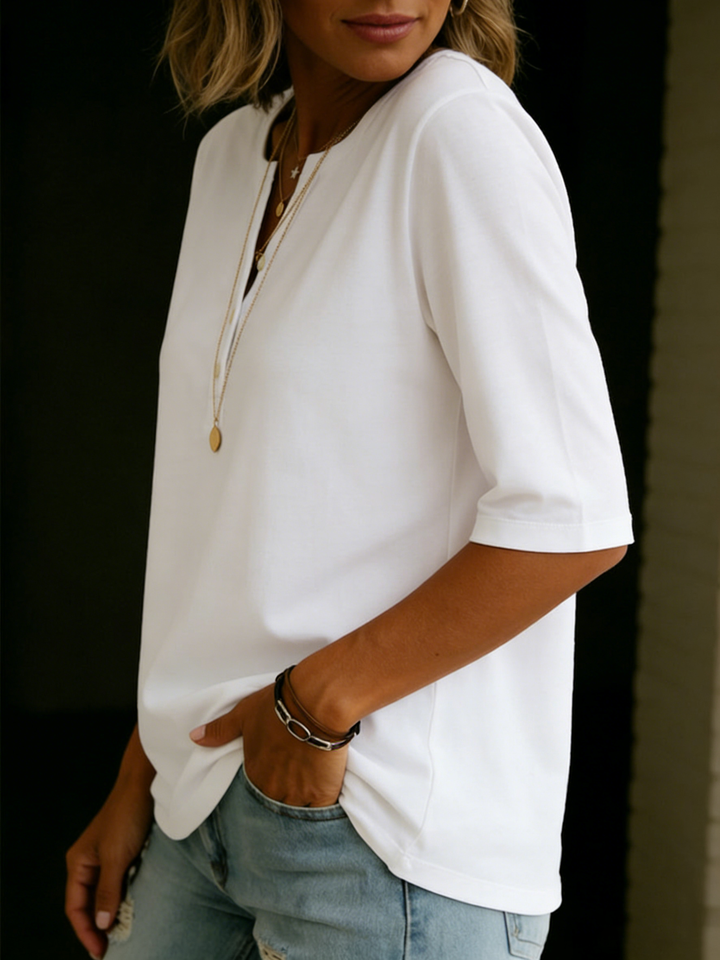 T-shirt Henley femme avec patte de boutonnage, essentiel pour le confort toute la journée et l'été.