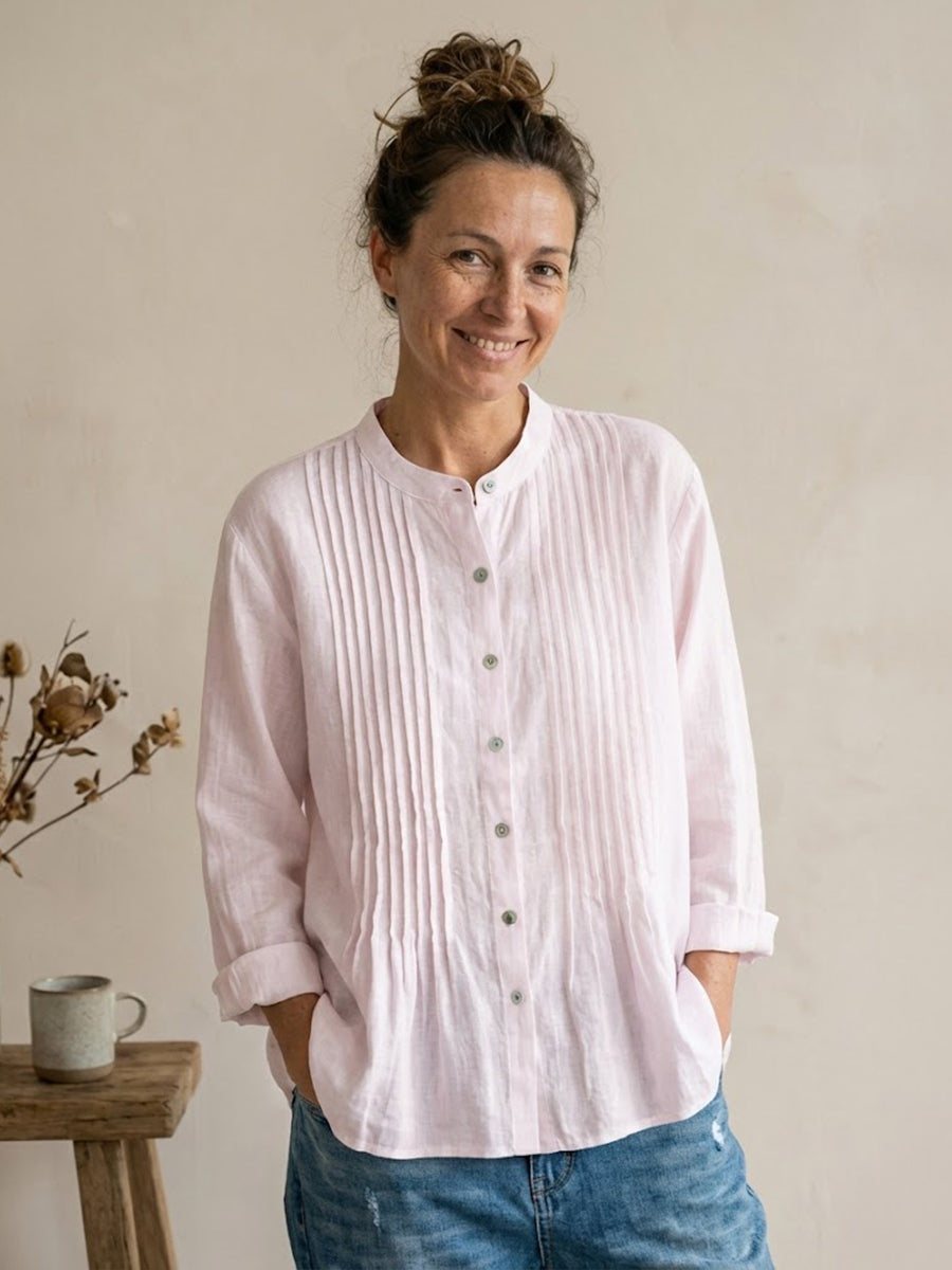 Chemise femme plissée décontractée en coton pour l'été, avec col V. Un vêtement léger et respirant.