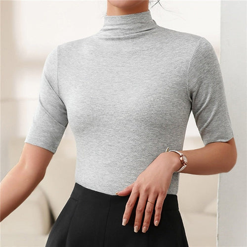 Élégant pull basique col roulé femme sans couture, tissu doux et respirant pour un confort toutes saisons.