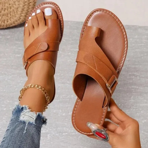 Nu-pieds femme plats avec boucle réglable. Ces sandales confortables offrent maintien et élégance pour chaque jour.