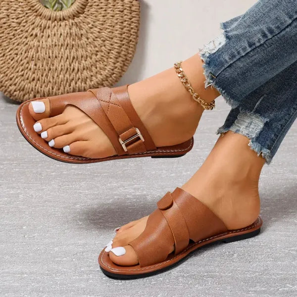 Sandales plates femme faciles à enfiler, avec boucle pour un ajustement parfait. Confortables, mode et légères.