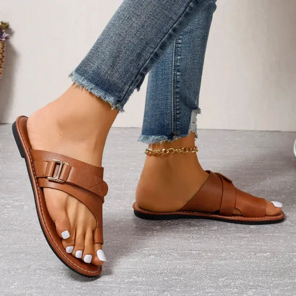 Sandales plates femme à boucle, la chaussure d'été essentielle. Confort et style pour vos activités quotidiennes.