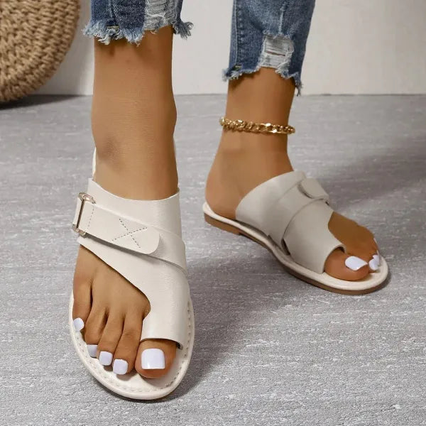 Sandales plates femme au design raffiné avec boucle discrète. Élégance estivale et confort pour vos pieds.