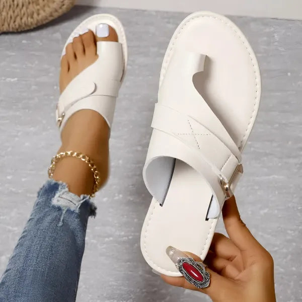 Sandales plates ultra confortables pour femme, parfaites comme chaussons d'été ou nu-pieds pour le quotidien.