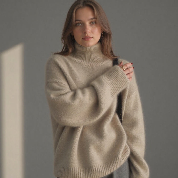 Pull femme élégant col roulé oversize, tricot doux et chaud, pour un style hiver moderne et confortable.