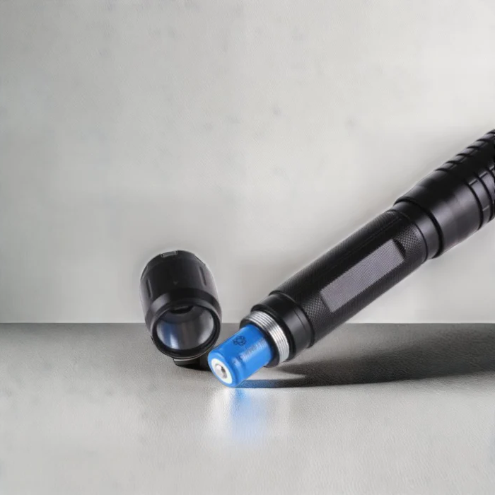 Lampe de survie AeroForge Pro puissante et étanche, un équipement essentiel pour l'aventure en pleine nature.