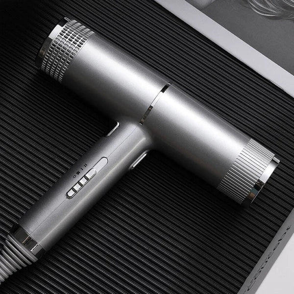 Séchage ultra-rapide avec ce sèche-cheveux professionnel haute vitesse pour des cheveux sains et éclatants.