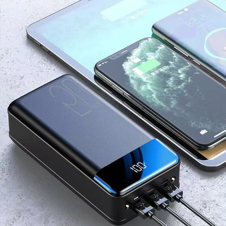Vue détaillée du chargeur portable 50000 mAh. Ports USB pour recharge rapide de téléphone, tablette. Noir, robuste.