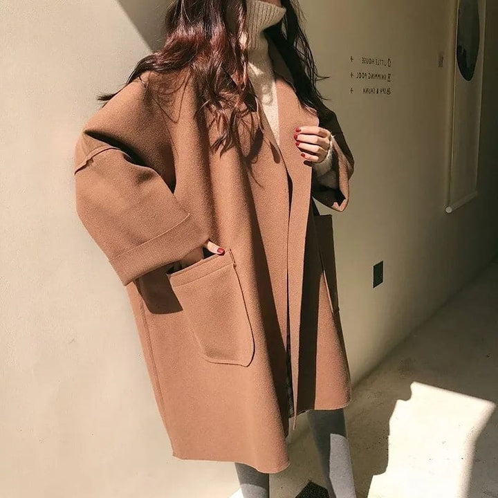 Veste longue femme oversize élégante et chaude, double boutonnage, ceinture. Parfaite pour automne/hiver.