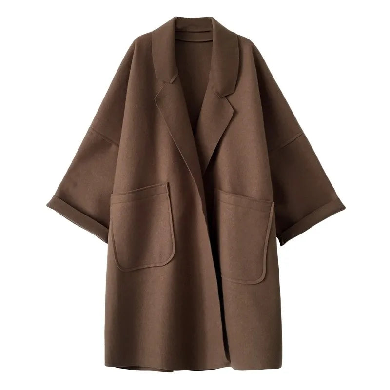 Manteau long oversize femme avec double boutonnage et ceinture. Idéal pour un look chic et tendance.