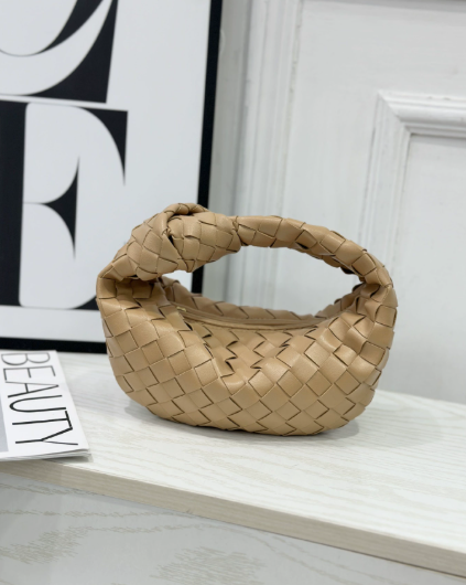 Sac à main mini tressé élégant pour femme, compact mais spacieux, parfait pour un style organisé.