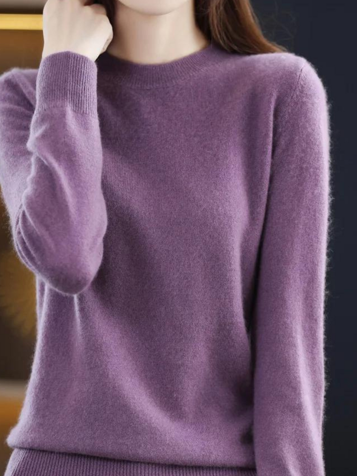 Pull femme style moderne, très confortable et élégant, idéal pour les looks d'hiver et d'automne.