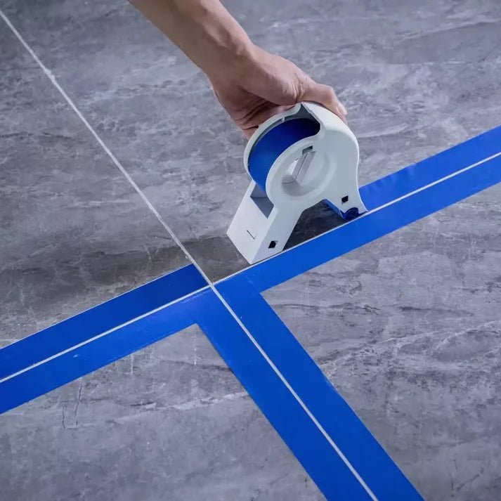 Outil applicateur de ruban de masquage pour peinture, garantit précision et finition impeccable en rénovation.