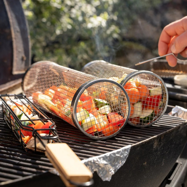 Panier barbecue réutilisable en inox pour grillades faciles de légumes et poisson.
