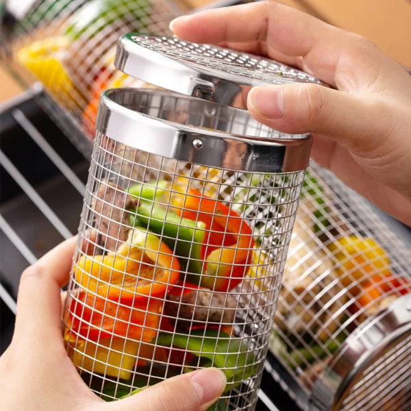 Accessoire de grillade en acier inoxydable pour cuisson uniforme des aliments au barbecue.