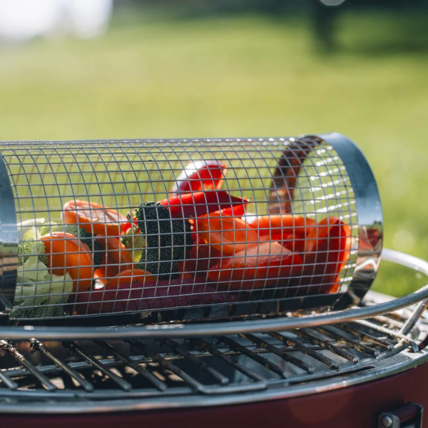 Panier à griller en inox pour barbecue extérieur, facilite la cuisson des petits aliments.