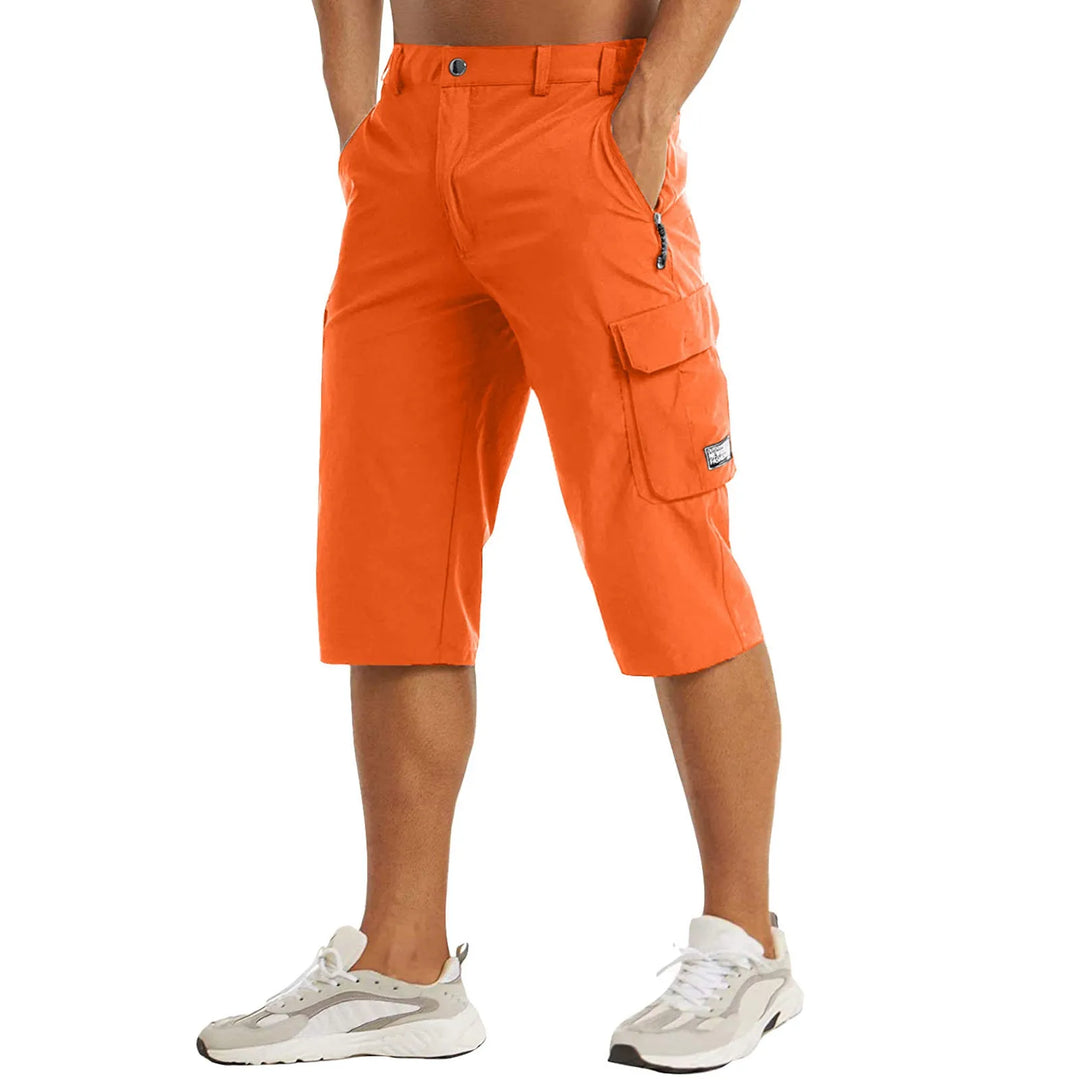 Pantacourt cargo homme en tissu doux, coupe décontractée pour l'été, avec poches pratiques et confortable.