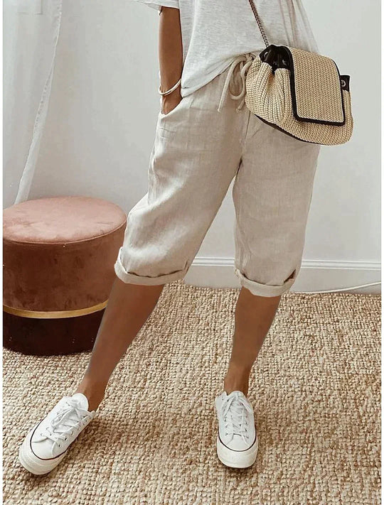 Pantacourt femme décontracté avec cordon de serrage, idéal pour l'été. Tissu léger et aéré, parfait pour un look casual chic.