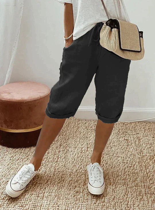Pantacourt femme mi-mollet, léger et aéré, parfait pour la saison estivale. Confort décontracté avec taille élastique à cordon.