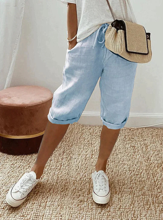 Zoom sur le pantacourt femme léger, aéré et décontracté. Idéal pour l'été, avec sa taille ajustable et sa coupe mi-mollet.
