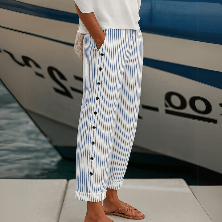 Pantalon élégant à longueur cheville pour femme, avec rayures et boutons. Confortable et tendance.