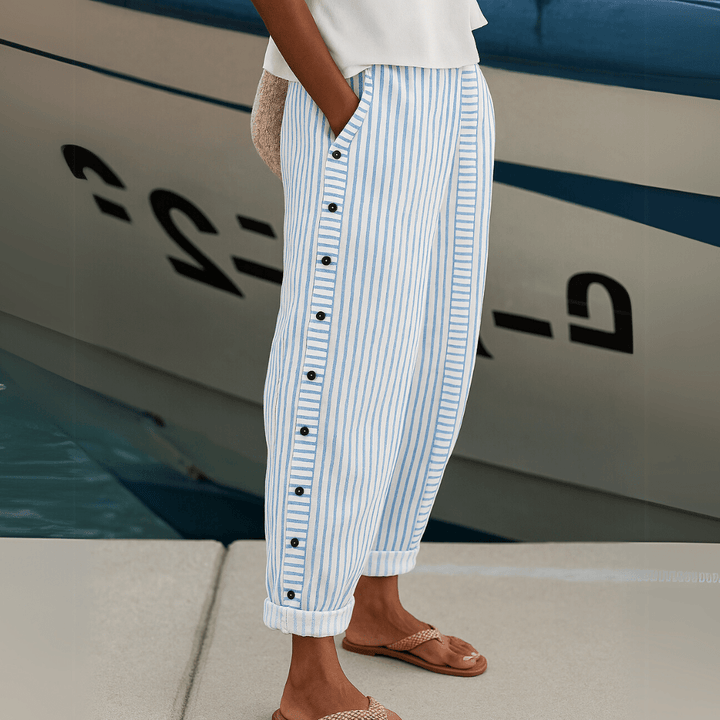 Pantalon rayé pour femmes avec détails boutonnés, moderne et confortable. Parfait pour la mode décontractée.