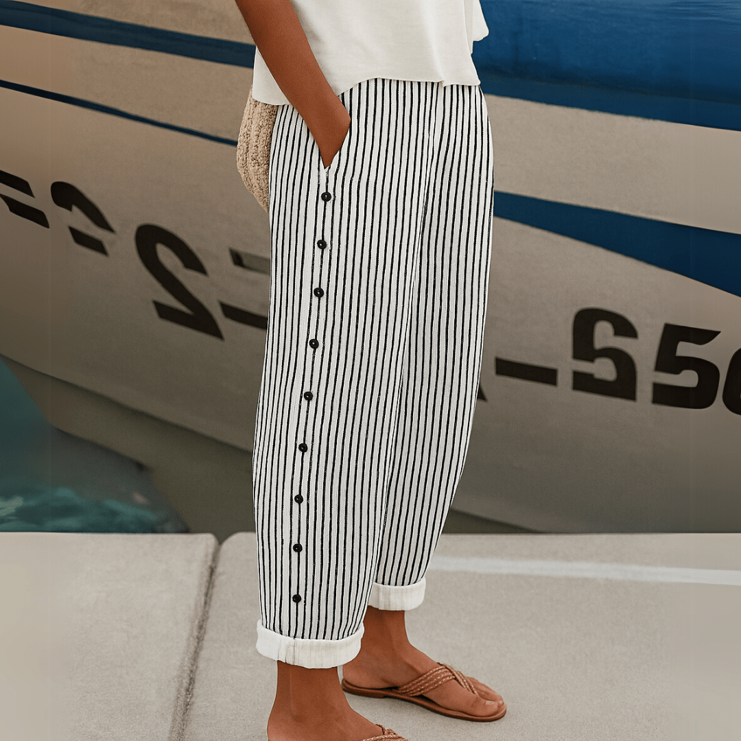 Pantalon femme chic à rayures et boutons décoratifs. Idéal pour un look printanier ou estival élégant.