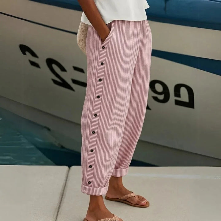 Vêtement femme polyvalent : pantalon à rayures fines et boutons. Un essentiel de la garde-robe printemps-été.