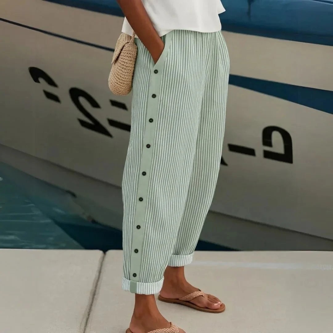 Pantalon femme à rayures et boutons, pour un style chic et décontracté. Confort absolu toute la saison.