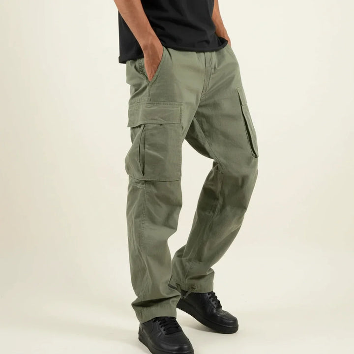 Pantalon cargo décontracté vert pour homme, coupe ample polyvalente. Parfait pour un look casual urbain et moderne.