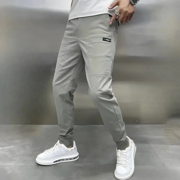 Pantalon cargo homme stretch gris, coupe décontractée pour confort optimal. Style casual et poches pratiques.