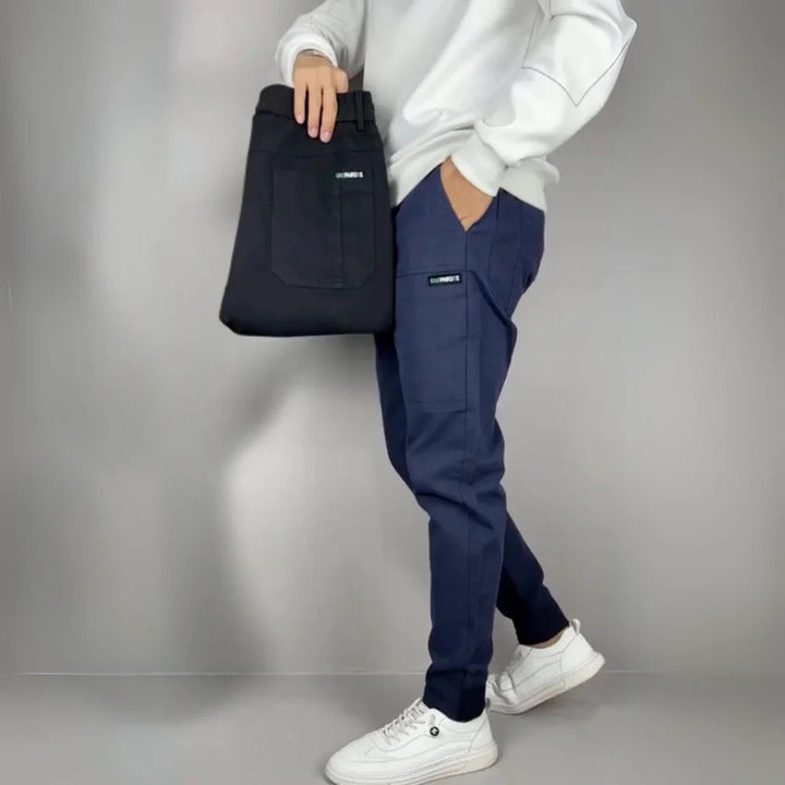 Pantalon cargo homme polyvalent, couleur kaki, avec multiples poches. Parfait pour un look décontracté ou aventurier.