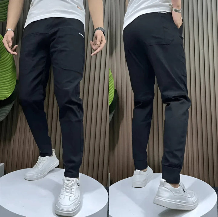 Pantalon cargo homme en tissu stretch durable, beige, avec poches latérales et arrière. Confort et fonctionnalité.